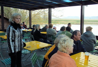 Rodiče a přátelé účastníků semináře raději vše pozorují z bezpečné terasy místní restaurace.