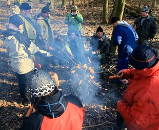 Na závěr semináře se všichni sešli u ohně, aby se zahřáli při tradičním opékání.