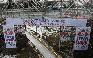 Pokud se ruské úřady nepodaří přesvědčit o Foglarově bezúhonnosti, vystoupí Rychlé šípy v novém Olympijském parku na Letné. Na rozdíl od areálu v Soči se multifunkční stavbu podařilo dokončit včas, přestože rozpočet byl mnohem nižší.