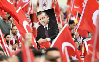 Demonstrace německých Turků na podporu tureckého vůdce Erdogana v Kolíně nad Rýnem.